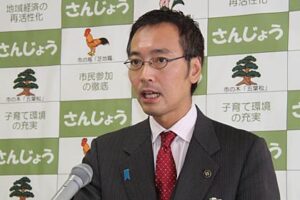12月定例会の議案概要説明会後に会見する国定三条市長