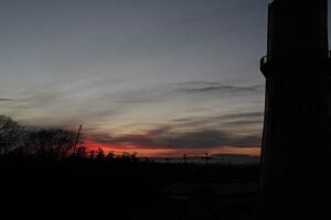 燕市総合文化センターから水道の塔の向こうに夕焼け空