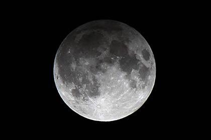 28日午後11時48分、燕市内で撮影した半影月食、右下が明るく、左上が暗いように見えるが…