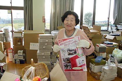 ことしも各企業を回って商品を集めた燕ボランティア協議会会長の竹野さん