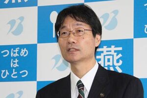 定例記者会見を行う鈴木燕市長