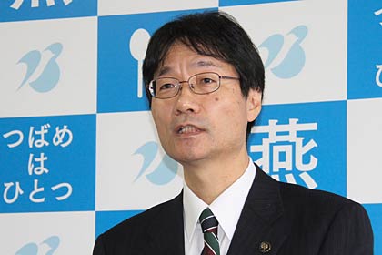 定例記者会見を行う鈴木燕市長