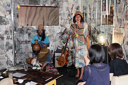 9月の酒場カンテツでのライブのようす