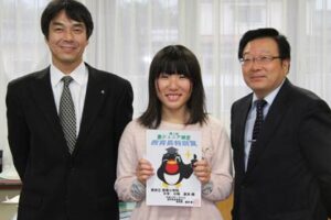 記念すべき第1回燕ジュニア検定の首席燕ジュニア博士となって教育長特別賞を受けた燕南小6年小林亜未さんと藤沢教育長(左)、大津校長(右)