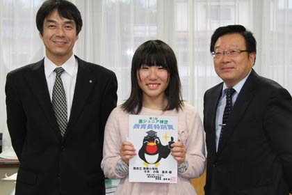  記念すべき第1回燕ジュニア検定の首席燕ジュニア博士となって教育長特別賞を受けた燕南小6年小林亜未さんと藤沢教育長(左)、大津校長(右)