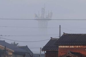 30日明け方の三条市、旧NTT三条局の鉄塔の足元が霧で隠れ、空中に浮かんでいるように見える