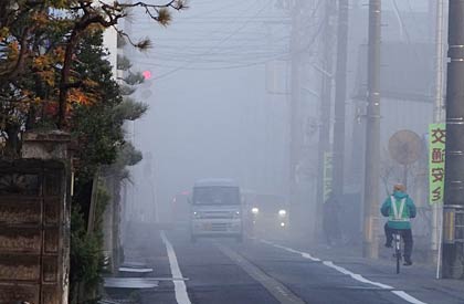  ヘッドライトつけている車も