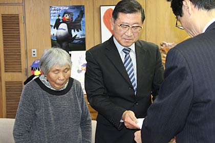 左から岡村和子さんコーロ・スプラウトの田野代表、鈴木市長