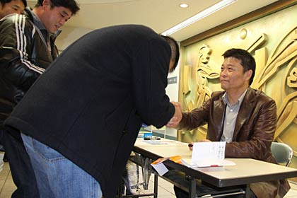 著書のサイン会で