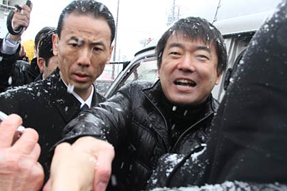 支持者と笑顔で握手する橋下氏