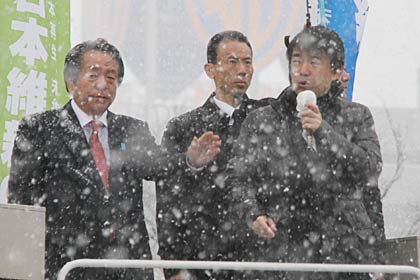 栗原氏と並んで街宣車に立つ橋本氏