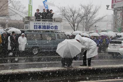 数百人が訪れた