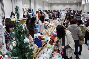 三条商工会議所で開かれた「カントリー&クラフトフェスタ Vol.10」は大勢の買い物客でにぎわう