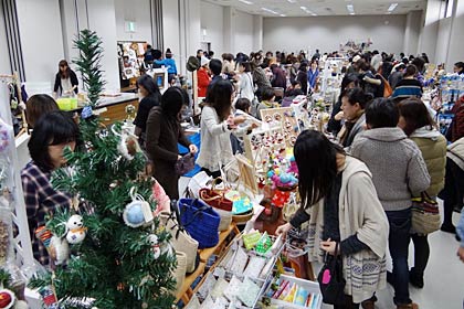 三条商工会議所で開かれた「カントリー＆クラフトフェスタ Vol.10」は大勢の買い物客でにぎわう