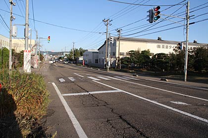  死亡事故のあった下保内地内の国道403号の丁字路、車は写真手前から奥へ走行、歩行者は右から左へ渡っていた