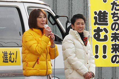 加茂市の加茂リオンドール前で開かれた菊田氏の街頭演説会