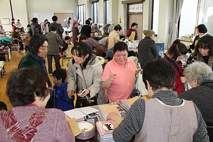 2日、燕市老人福祉センターで開かれた第17回歳末たすけあいチャリティーバザー