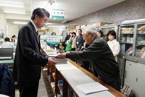 「未来の生活を考える会・三条」が三条市に震災がれき受け入れの撤回を求める嘆願書と5,054人の署名簿を提出
