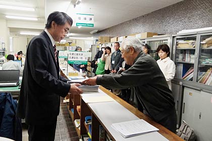 「未来の生活を考える会・三条」が三条市に震災がれき受け入れの撤回を求める嘆願書と5,054人の署名簿を提出