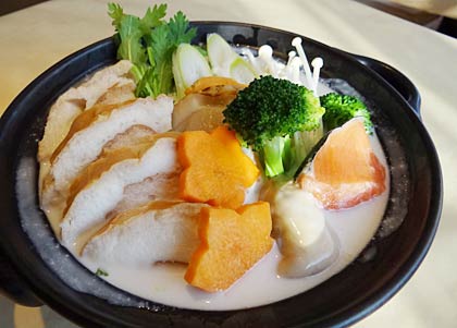 レストランMIYOSHIが考案した三条特産の「車麩」と三条産野菜をメーンにした「三条雪肌鍋」