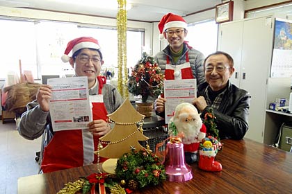 ツリーやイルミネーションの寄付を呼びかけるサンタマルシェ実行委員会、左から小松正明実行委員長、白鳥賢副実行委員長、鈴木直三条中央商店街振興組合理事長