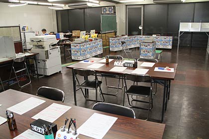 初日の受け付けを終わった三条市役所第二庁舎の期日前投票所