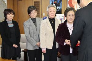 左から燕地区更生保護女性会の笹川事務局、渡辺副会長、宮越副会長、霜鳥会長、鈴木市長