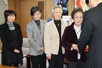 左から燕地区更生保護女性会の笹川事務局、渡辺副会長、宮越副会長、霜鳥会長、鈴木市長
