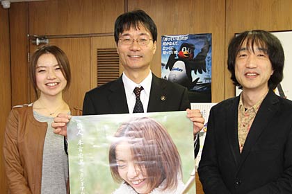 左から本宮さん、鈴木市長、オトノハコの笠原社長