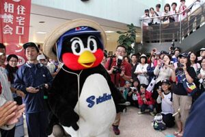 ことし9月に燕市の農業体験田「スワローズ・ライスファーム」で行われた稲刈りに参加したつば九郎