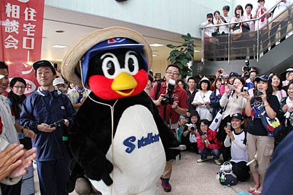 ことし9月に燕市の農業体験田「スワローズ・ライスファーム」で行われた稲刈りに参加したつば九郎