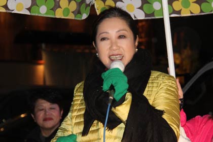 6日、元防衛相の小池百合子氏が衆院選の遊説で三条市内で演説