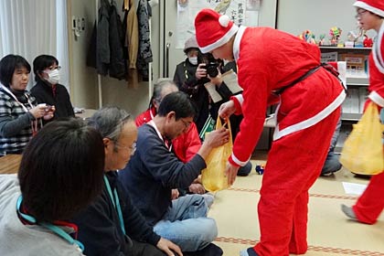 児童から避難している人たちに学校で栽培、収穫したコメを2キロずつプレゼント