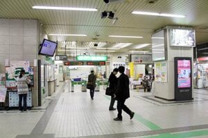 7日午後6時ころ、地震後の運転再開でふだん通りのようすに戻った燕三条駅の上越新幹線改札前