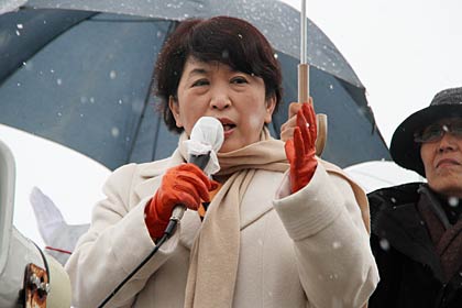 燕市で演説する社民党の福島党首