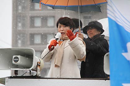 燕市で演説する社民党の福島党首