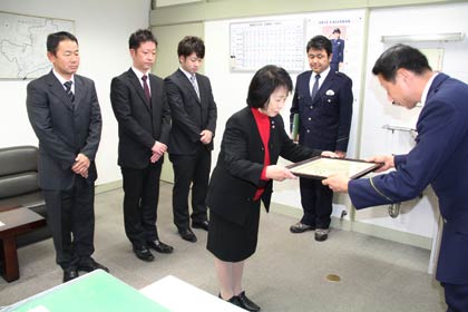  燕市内で側溝に落ちた女性を救助した4人に燕署から署長感謝状