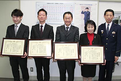 左から燕市役所税務課職員の外山さん、青山さん、広瀬さん、女性を発見した岡部さん、中村署長