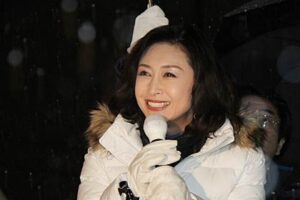 7日午後5時から燕市・イオン県央店前で行われた街頭演説に三原順子参院議員