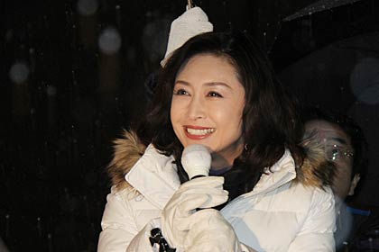 7日午後5時から燕市・イオン県央店前で行われた街頭演説に三原順子参院議員