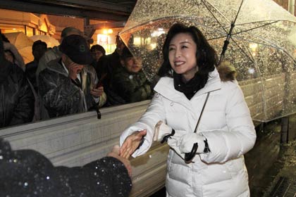 集まった人たちと握手する三原参院議員