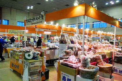 9日まで燕三条地場産業振興センターで開かれている同センター開館5周年特別記念事業「大じばさん展」と「年末刃物特価市2012」