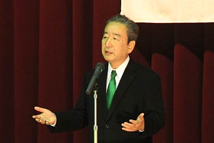 三条市厚生福祉会館で開かれた自民党立候補者の個人演説会で鴨下一郎衆院議員