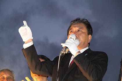 燕三条駅付近で演説する野田首相