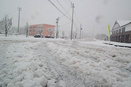 ￥「かもしか病院」前の道路に積もった雪