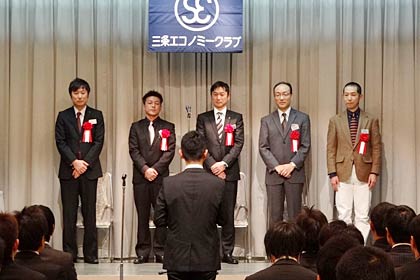 三条エコノミークラブの2012年度を締めくくる定時総会と卒業式、卒業生の野水会長が言葉を贈る