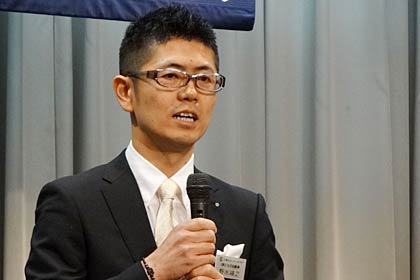 あいさつする野水会長