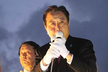 燕三条駅付近で街宣車の上でマイクを握る野田首相