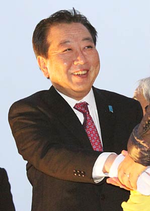 街宣車の上で立候補らと握手する野田首相