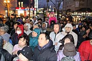 大荒れの天気のなか数百人が集まった